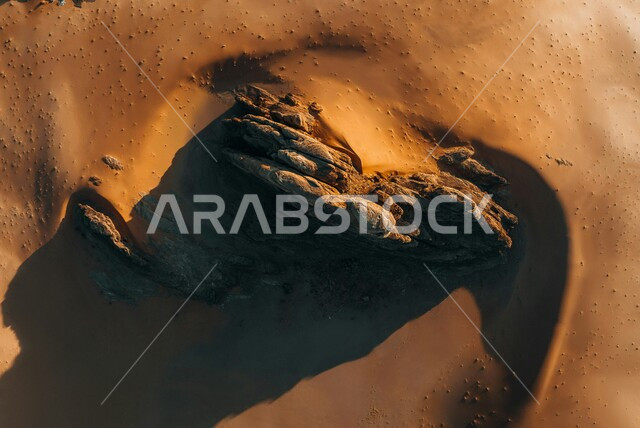 الحضارة والآثار التاريخية القديمة, الرمال الذهبيه الناعمه، أماكن استقطاب السياح من شتى أنحاء العالم ،معالم سياحية مشهورة في السعودية ،صخور طبيعية رسوبية، النحت الصخري في المناطق الصحراوية, صورة من الاعلى للتكوينات والتشكيلات الصخرية في تبوك .