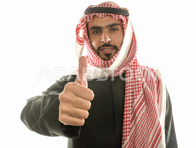 بورتريه لرجل سعودي خليجي سعيد بإيماءات الوجه المختلفة ، تعابير وجه و يدين مختلفة ، خلفية بيضاء