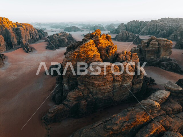 التشكيلات والتكوينات الصخرية في تبوك وقت غروب الشمس، صخور طبيعية رسوبية، النحت الصخري في المناطق الصحراوية, الحضارة والآثار التاريخية القديمة, أماكن الجذب واستقطاب السياح من شتى أنحاء العالم, معالم سياحية مشهورة في السعودية .