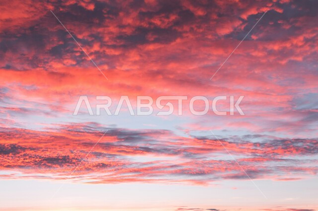 غروب الشمس القرمزي في سماء المملكة العربيه السعودية،    منظر السماء المليئة بالغيوم الحمراء ،خلفية الطبيعه