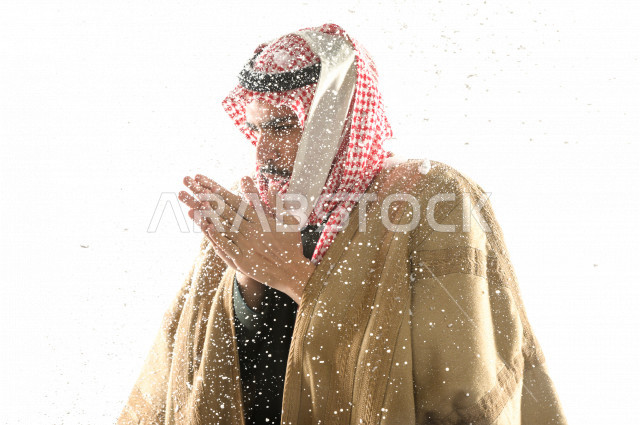 بورتريه لرجل سعودي خليجي بإيماءات الوجه التي تدل على الشعور بالبرد ، يرتدي ملابس شتوية مناسبة لفصل الشتاء ، خلفية بيضاء