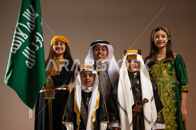 التعبير بحب وإظهار مشاعر الولاء للبلاد, بورتريه لمجموعة أولاد عرب خليجيين سعوديين يرتدون الأزياء الشعبية التقليدية, يوم بدينا 1727م, ذكرى تأسيس الدولة السعودية الأولى في 22 فبراير, الوقوف بجانب علم التأسيس باحترام, خلفية بيج