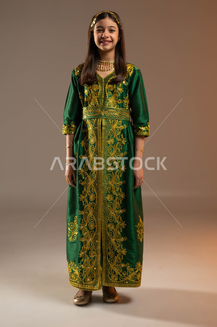 تعليم الأبناء الفخر بإنجازات الوطن، إحياء التراث الشعبي, ارتداء أزياء المنطقة الوسطى, بورتريه لفتاة عربية خليجية سعودية ترتدي المقطع والحزام تنظر إلى الكاميرا, يوم بدينا 1727م, ذكرى تأسيس الدولة السعودية الأولى في 22 فبراير, صورة الجسم بالطول الكامل, خلفية بيج