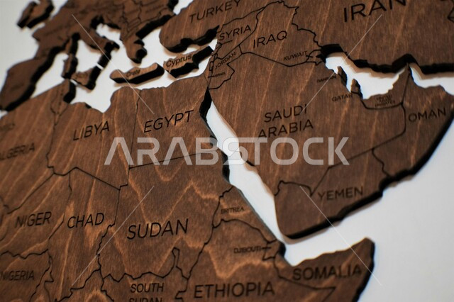 البلدان المجاورة للمملكة العربية السعودية، خريطة للوطن العربي مصنوعة من الخشب، الحدود الجغرافية للبلاد، موقع دولة السعوديه بين دول العالم