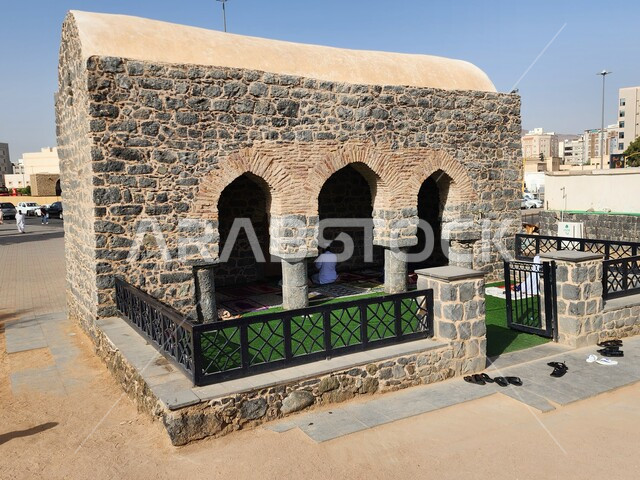 المساجد السبع الأثرية القديمة في اعلى الجبل في النهار، الهندسة المعمارية على الطراز القديم، اماكن ومناطق إسلامية ودينية مقدسة في المملكة العربية السعودية، مسجد الخندق على جبل سلع في المدينة المنورة