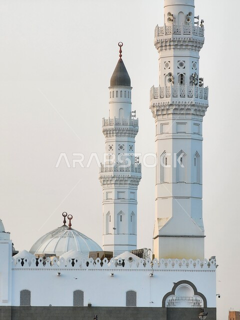 المعالم الدينية المقدسة في المملكة العربية السعودية، دعوة المسلمين لإقامة الصلوات على وقتها، الفن الهندسي المعماري للمساجد على الطراز الإسلامي, العبادة والتقرب الى الله، صورة مقربة لمآذن وقبب مسجد قباء في المدينة المنورة