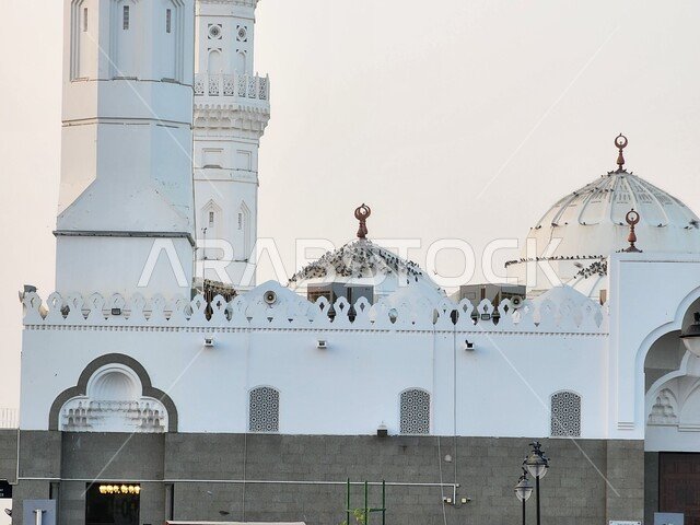 العبادة والتقرب الى الله، المعالم الدينية المقدسة في المملكة العربية السعودية، دعوة المسلمين لإقامة الصلوات على وقتها، الفن الهندسي المعماري للمساجد على الطراز الإسلامي, صورة مقربة لمآذن وقبب مسجد قباء في المدينة المنورة