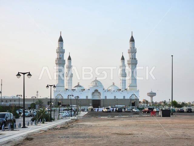 المعالم الدينية المقدسة في المملكة العربية السعودية، الفن الهندسي المعماري للمساجد على الطراز الإسلامي, دعوة المسلمين لإقامة الصلوات على وقتها، الساحة الخارجية لمسجد قباء في المدينة المنورة في النهار، العبادة والتقرب الى الله