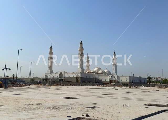  الساحة الخارجية لمسجد قباء في المدينة المنورة في النهار، العبادة والتقرب الى الله، المعالم الدينية المقدسة في المملكة العربية السعودية، الفن الهندسي المعماري للمساجد على الطراز الإسلامي, دعوة المسلمين لإقامة الصلوات على وقتها