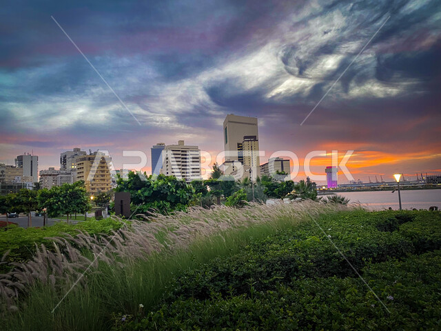 أماكن ومعالم سياحية مشهورة في المملكة العربية السعودية, الواجهة البحرية على ساحل البحر الاحمر, الأبراج وناطحات السحاب المطلة على الشواطئ الخليجية, منظر السماء المليئة بالسحب, المناظر الطبيعية في البلد التاريخي بمدينة جدة