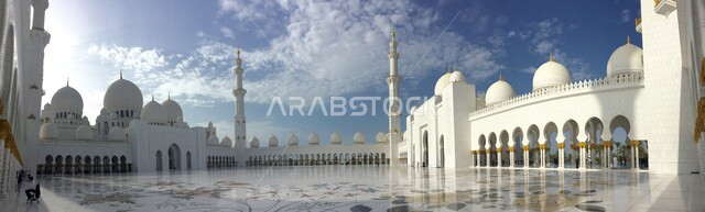المعالم الدينية الإسلامية المشهورة، صورة بانورامية للساحة الخارجية لمسجد الشيخ زايد الكبير في امارة ابو ظبي، الفن الهندسي المعماري على الطراز الحديث في الامارات العربية المتحدة، العبادة والتقرب إلى الله