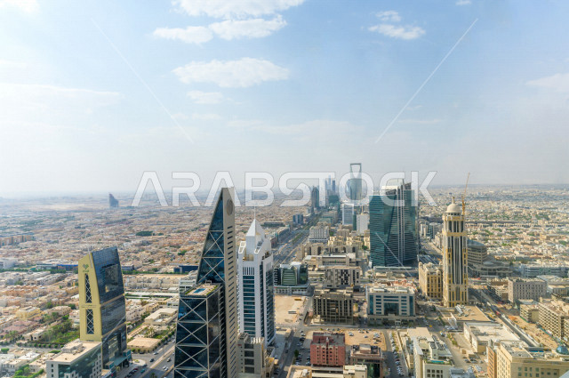 تصوير جوي علوي باستخدام تقنية الدرون لتصوير ناطحات السحاب بمدينة الرياض في المملكة العربية السعودي . جمال الأبراج و الفن الهندسي في السعودية ، معالم سياحية 