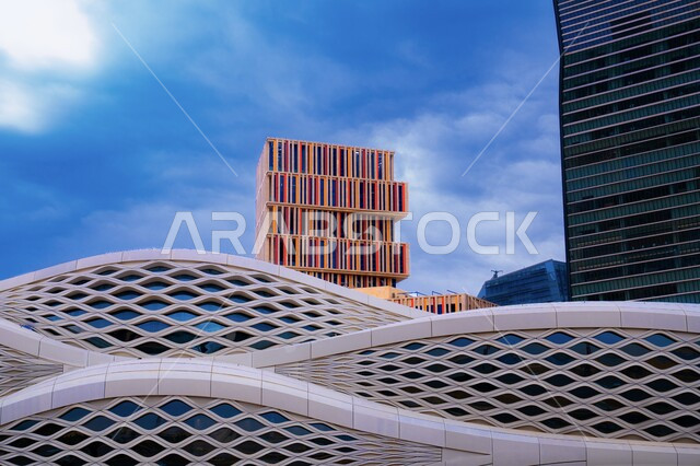 أماكن و معالم الرياض السياحيه المشهورة ،صورة مقربة لمركز الملك عبد الله المالي (كافد)، الأبراج المالية والاقتصادية  في مدينة الرياض، الفن الهندسي المعماري للأبراج وناطحات السحاب في المملكة العربية السعودية وقت النهار