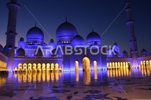ساحة مسجد الشيخ زايد الكبير في إمارة أبو ظبي المضيئة في الليل، الفن الهندسي المعماري على الطراز الإسلامي الحديث لمساجد الإمارات العربية المتحدة، أماكن ومعالم إسلامية مشهورة