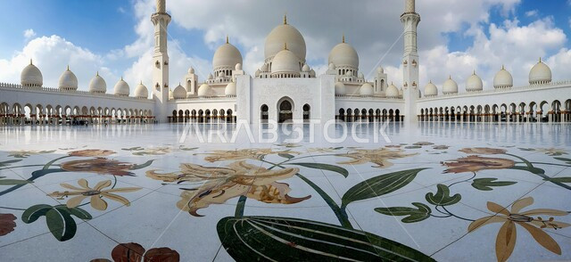 منظر السماء الزرقاء المليئة بالغيوم، ساحة مسجد الشيخ زايد الكبير في إمارة ابو ظبي في الامارات العربية المتحدة، الفن الهندسي المعماري، تصاميم معمارية اسلامية، اماكن إسلامية مقدسة ومعالم مشهورة في الامارات