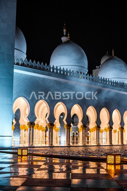 فن التصميم المعماري لمسجد الشيخ زايد بن سلطان آل نهيان في وقت المساء, أماكن ومعالم سياحية في الإمارات العربية المتحدة, مناظر اسلامية دينيه مشهورة في مدينة أبو ظبي, الأشجار والنباتات الخضراء المحيطة بالجامع الكبير