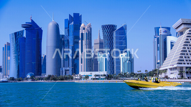 الاستمتاع بالرحلات و النزهات البحرية الهادئة، المباني و المنشآت المطلة على الكورنيش، الابراج و ناطحات السحاب على الواجهة البحرية في مدينة قطر، أماكن سياحية لقضاء أوقات ممتعة