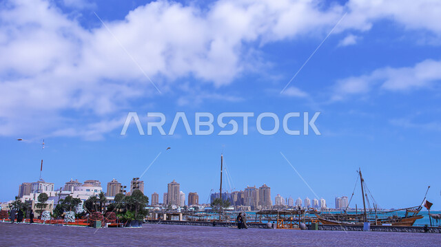 المباني و المنشآت المطلة على الكورنيش، الابراج و ناطحات السحاب على الواجهة البحرية في مدينة قطر، الاستمتاع بالرحلات و النزهات البحرية الهادئة، أماكن سياحية لقضاء أوقات ممتعة