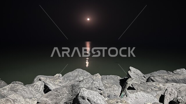 الاستمتاع بهدوء وجمال البحر، صورة ليلية جمالية لانعكاس ضوء القمر على سطح البحر، أماكن الرحلات والنزهات العائلية في العطلة الصيفية، خلفية طبيعية بحرية رائعه في المملكة العربيه السعوديه، معالم سياحيه ترفيهية مشهورة