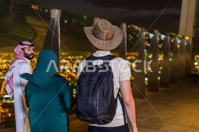 مجموعة من الأِشخاص في زياره رائعة في اعلى برج الفيصلية ، ناطحات السحاب بمدينة الرياض في المملكة العربية السعودي , برج المملكة, أفق برج المملكة في اليوم الوطني, موسم الرياض, اليوم الوطني السعودي, أبراج الرياض