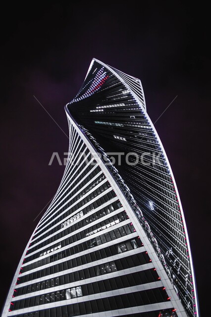 البرج الملتوي في طريق الملك فهد، صورة مقربة لبرج المجدول المضاء في الليل في مدينة الرياض، المباني والأبراج التجارية والسكنية في المملكة العربية السعودية، الفن الهندسي المعماري المتقدم والمتطور