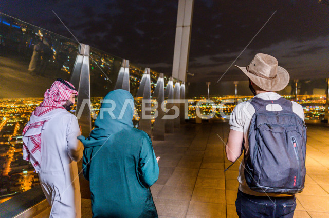 مجموعة من الأِشخاص في زياره رائعة في اعلى برج الفيصلية ، ناطحات السحاب بمدينة الرياض في المملكة العربية السعودي , برج المملكة, أفق برج المملكة في اليوم الوطني, موسم الرياض, اليوم الوطني السعودي, أبراج الرياض