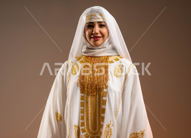الوقوف باستقامة وثقة والنظر إلى الكاميرا بتعابير الفخر، يوم بدينا 1727 م، ارتداء زي المنطقة الشرقية في المناسبات والأعياد الوطنية، بورتريه مقرب لإمرأة عربية خليجية سعودية مبتسمة ترتدي الشيلة والنشل في ذكرى تأسيس الدولة السعودية الأولى في 22 فبراير، خلفية بيج
