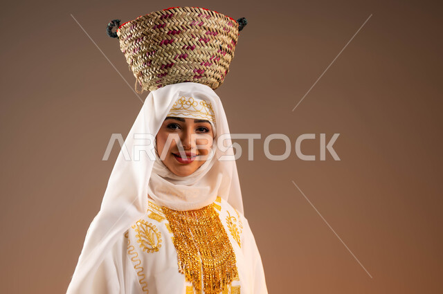ارتداء زي المنطقة الشرقية في المناسبات الوطنية، بورتريه مقرب لإمرأة عربية خليجية سعودية مبتسمة ترتدي الشيلة والنشل تضع على رأسها سلة قش تنظر الى الكاميرا، ذكرى تأسيس الدولة السعودية الأولى في 22 فبراير، مهن وحرف يدوية نسائية قديمة، يوم بدينا 1727 م، خلفية بيج