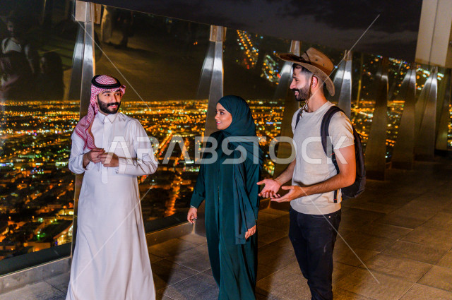 مجموعة من الأِشخاص في زياره رائعة في اعلى برج الفيصلية ، ناطحات السحاب بمدينة الرياض في المملكة العربية السعودي , برج المملكة, أفق برج المملكة في اليوم الوطني, موسم الرياض, اليوم الوطني السعودي, أبراج الرياض