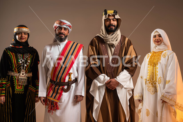 الاحتفال بيوم بدينا ١٧٢٧م، ذكرى تأسيس الدولة السعودية الاولى ٢٢ فبراير، بورتريه مقرب لمجموعة من العرب الخليجيين السعوديين يرتدون الزي الشعبي التقليدي ينظرون إلى الكاميرا بشموخ و تباهي بالانتماء للمملكة العربية، إحياء التراث السعودي، خلفية بيج