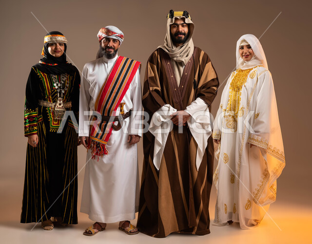 إحياء التراث السعودي، ذكرى تأسيس الدولة السعودية الاولى ٢٢ فبراير، بورتريه لمجموعة من العرب الخليجيين السعوديين يرتدون الزي الشعبي التقليدي ينظرون إلى الكاميرا بشموخ وتباهي بالانماء للمملكة العربية، الاحتفال بيوم بدينا ١٧٢٧م، ، صورة لكامل الجسم، خلفية بيج