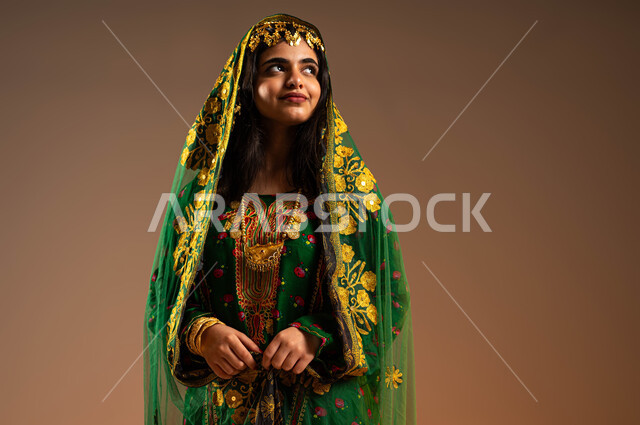 العناية بالمظهر الخارجي، مفهوم التأنق والتجمل، بورتريه مقرب لإمرأة عربية خليجية سعودية ترتدي الشيلة والهامة والبشت تنظر إلى مكان ما باهتمام، ارتداء أزياء المنطقة الوسطى، ذكرى تأسيس الدولة السعودية الأولى٢٢ فبراير، يوم بدينا١٧٢٧م، خلفية بيج
