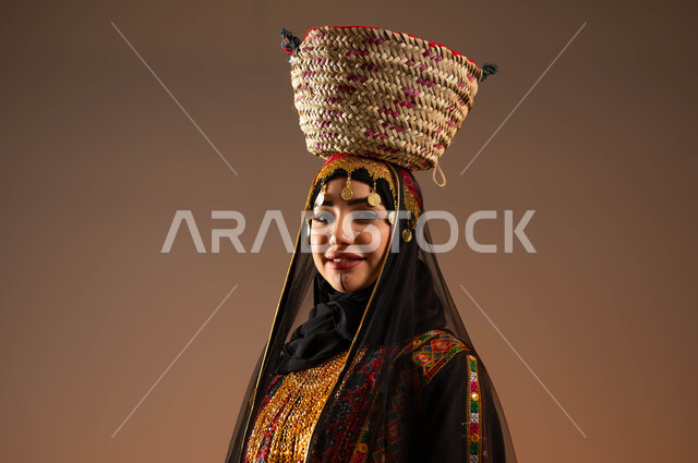 مهن وحرف يدوية شعبية, بورتريه مقرب لإمرأة عربية خليجية سعودية ترتدي الشيلة والهامة والبشت تضع على رأسها سلة مصنوعة من القش, ارتداء زي المنطقة الوسطى في المناسبات الوطنية، يوم بدينا 1727م, ذكرى تأسيس الدولة السعودية الأولى في 22 فبراير, خلفية بيج