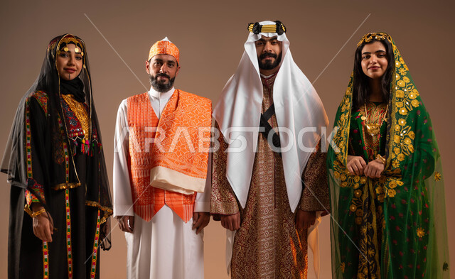 يوم بدينا 1727م, التباهي والفخر والاعتزاز بالانتماء العربي السعودي, ذكرى تأسيس الدولة السعودية الأولى في 22 فبراير, بورتريه لمجموعة رجال ونساء عرب خليجين سعوديين يرتدون الأزياء التقليدية الشعبية في المناسبات الوطنية ينظرون إلى الكاميرا, خلفية بيج