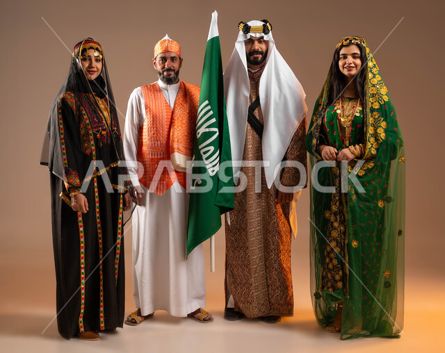ارتداء الأزياء التقليدية الشعبية في المناسبات الوطنية, رفع علم التأسيس باحترام واعتزاز وفخر، بورتريه لمجموعة رجال ونساء عرب خليجين سعوديين يرتدون زي يوم التأسيس, ذكرى تأسيس الدولة السعودية الأولى في 22 فبراير, يوم بدينا 1727م, صورة الجسم بالكامل, خلفية بيج