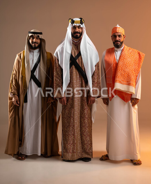 يوم بدينا 1727م, ذكرى تأسيس الدولة السعودية الأولى في 22 فبراير, الثقة والفخر بإنجازات البلاد, إظهار الولاء والحب للوطن, بورتريه لمجموعة رجال عرب خليجين سعوديين يرتدون الأزياء الشعبية التقليدية في المناسبات الوطنية, صورة الجسم بالكامل, خلفية بيج