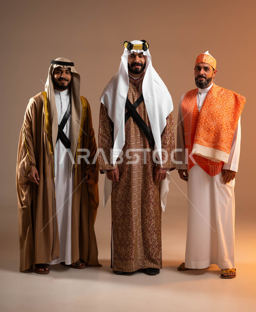 ذكرى تأسيس الدولة السعودية الأولى في 22 فبراير, الثقة والفخر بإنجازات البلاد, إظهار الولاء والحب للوطن, بورتريه لمجموعة رجال عرب خليجين سعوديين يرتدون الأزياء الشعبية التقليدية في المناسبات الوطنية, يوم بدينا 1727م, صورة الجسم بالكامل, خلفية بيج
