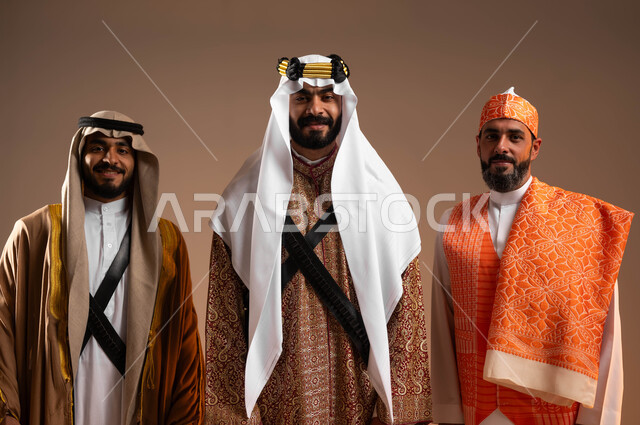 الثقة والفخر بإنجازات البلاد, إظهار الولاء والحب للوطن, توارث حب الوطن من الأجداد, بورتريه مقرب لمجموعة رجال عرب خليجين سعوديين يرتدون الأزياء الشعبية التقليدية في المناسبات الوطنية, يوم بدينا 1727م, ذكرى تأسيس الدولة السعودية الأولى في 22 فبراير, خلفية بيج