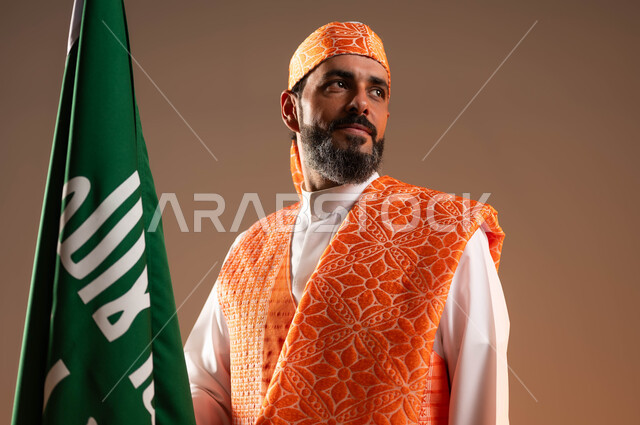 رفع علم التأسيس بحب وفخر بإنجازات الوطن, بورتريه مقرب لرجل عربي خليجي سعودي يرتدي السديري الشعبي والثوب التقليدي ينظر إلى شيء ما, يوم بدينا 1727م, ذكرى تأسيس الدولة السعودية الأولى في 22 فبراير, ارتداء أزياء المنطقة الغربية في المناسبات الوطنية, خلفية بيج