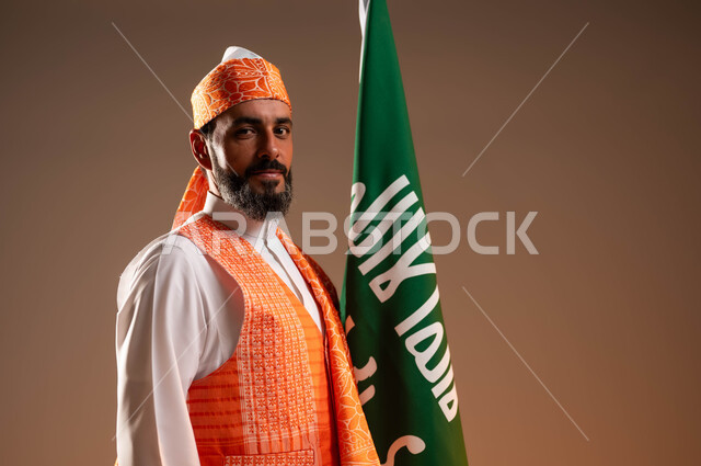 الوقوف بثقة وفخر بإنجازات الدولة, بورتريه مقرب لرجل عربي خليجي سعودي يرتدي السديري الشعبي والثوب التلقيدي يمسك علم التأسيس باعتزاز, يوم بدينا 1727م, ذكرى تأسيس الدولة السعودية الأولى في 22 فبراير, ارتداء أزياء المنطقة الغربية في المناسبات الوطنية, خلفية بيج