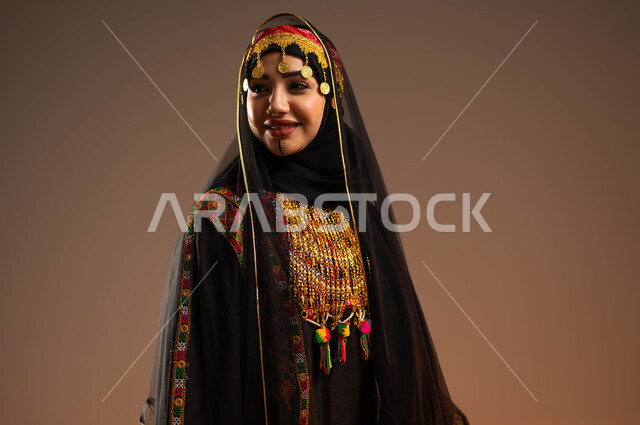 الوقوف بثقة وفخر بالانتماء العربي الخليجي, بورتريه مقرب لشابة عربية خليجية سعودية ترتدي المقطع والهامة والشيلة تنظر إلى شيء ما, ارتداء أزياء المنطقة الوسطى في المناسبات الوطنية, يوم بدينا 1727م, ذكرى تأسيس الدولة السعودية الأولى في 22 فبراير, خلفية بيج