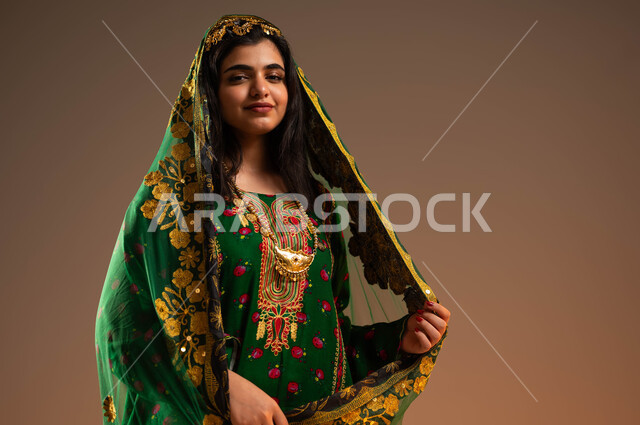 التباهي بالإنتماء العربي السعودي, ذكرى تأسيس الدولة السعودية الأولى في 22 فبراير, بورتريه مقرب لشابة عربية خليجية سعودية ترتدي المقطع والهامة والبشت تنظر إلى الكاميرا, ارتداء أزياء المنطقة الوسطى في المناسبات الوطنية, يوم بدينا 1727م, خلفية بيج