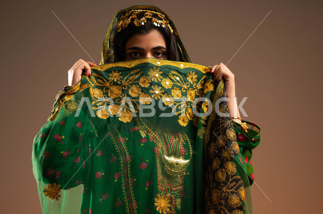 النعومة وإبراز الجمال الخليجي, يوم بدينا 1727م, بورتريه مقرب لشابة عربية خليجية سعودية ترتدي الهامة والبشت تنظر إلى الكاميرا, ذكرى تأسيس الدولة السعودية الأولى في 22 فبراير, إظهار الحب والولاء للدولة, الفخر بالانتماء العربي السعودي, خلفية بيج