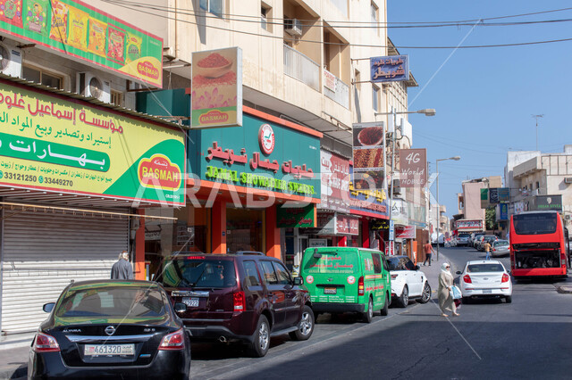 حركة مرور السيارات في سوق المحرق الشعبي في مملكة البحرين، الفن الهندسي المعماري على طراز الأسواق التجارية الشعبية التقليدية القديمة، معلم سياحي مشهور