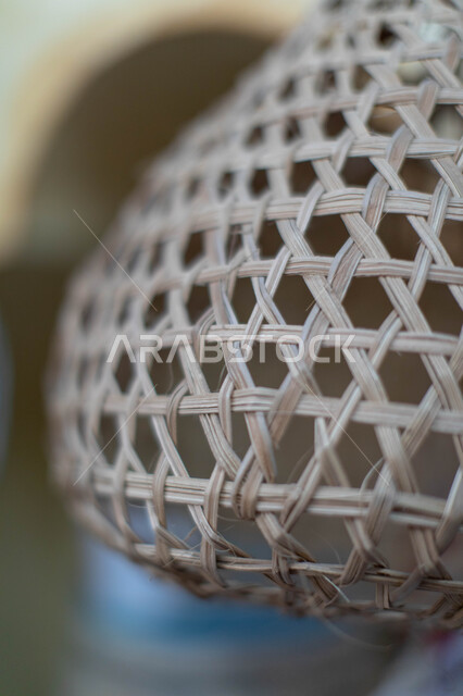 صناعة السلل والأدوات من القش في سوق المحرق الشعبي في مملكة البحرين، صورة مقربة لسلة من سعف النخيل، المعالم والأسواق التجارية الشعبية التقليدية المشهورة، مهن وحرف يدوية