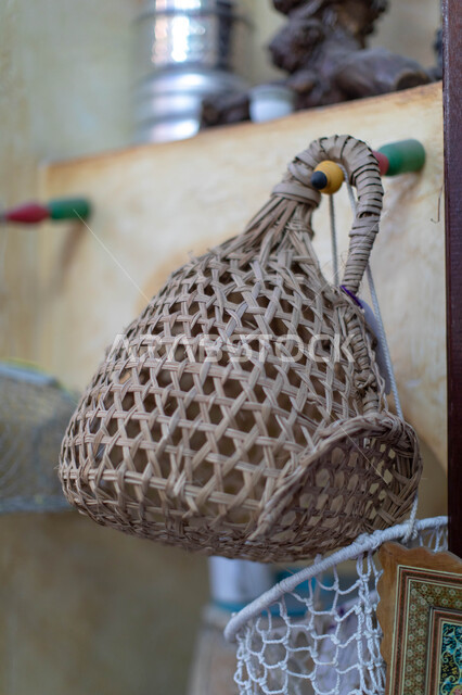 استخدام الأدوات والمعدات الشعبية التراثية، صورة مقربة لشبك الصيد العربي القديم، مهن وحرف قديمة في مملكة البحرين، اصطياد الأسماك والكائنات البحرية