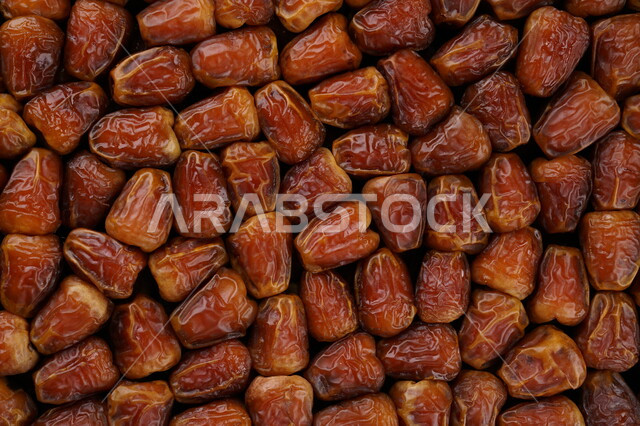 محاصيل زراعية محلية، صورة مقربة لتمر سكري صحي طازج، وجبة ذات قيمة غذائية عالية، ضيافة رمضانية مميزة، رطب من نخيل المملكة العربية السعودية، منتج محلي وطني