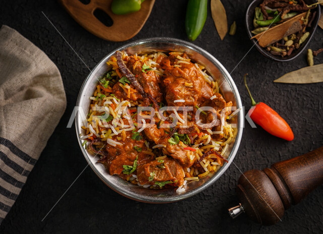 ارز بخاري باللحم، وجبات المطبخ السعودي, وصفات طعام شهية صحية لذيذة، الرز البرياني مع اللحم المشوي, صورة من الاعلى  لطبق من ارز الكبسة باللحوم، أطباق من المأكولات العربية التقليدية الشعبية