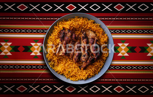 وجبات المطبخ السعودي, وصفات طعام شهية صحية لذيذة، الرز البرياني مع اللحم المشوي, صورة من الاعلى  لطبق من ارز الكبسة باللحوم، أطباق من المأكولات العربية التقليدية الشعبية ، ارز بخاري باللحم