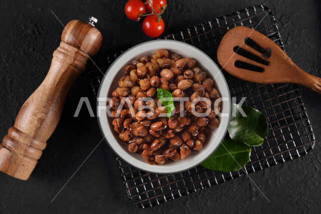 منتج محلي وطني سعودي، وصفات وأطباق طعام شعبية، فطور صباحي ، صورة من الأعلى لطبق من الفول اللذيذ، محاصيل زراعية محلية، مأكولات عربية شرقية تقليدية